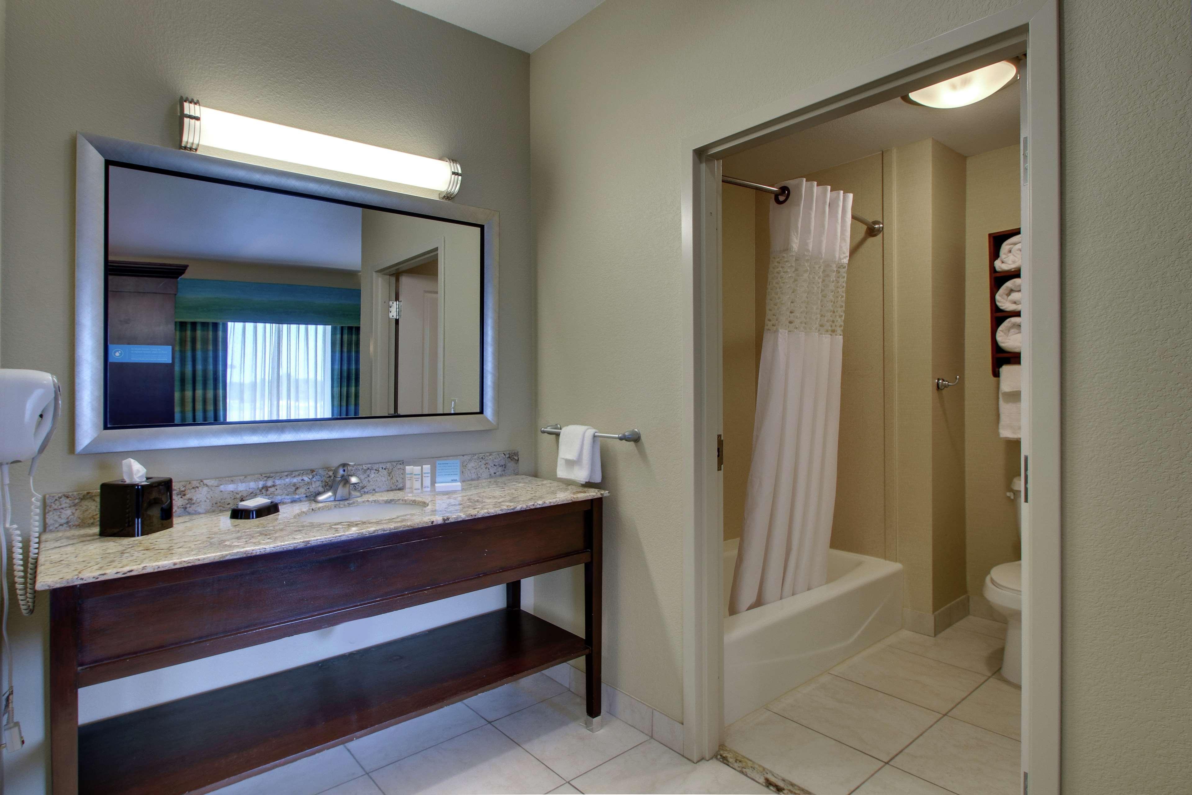 Hampton Inn Vernon Экстерьер фото